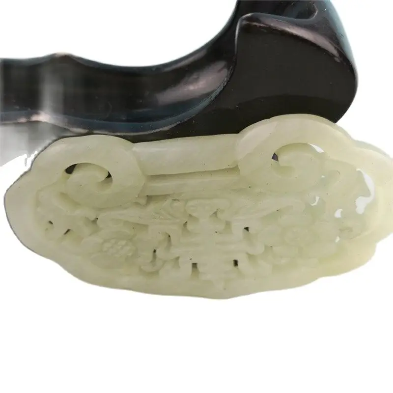 Китайский нефритовый кулон ручной работы с резьбой и нефритовым замком 
Китайский нефритовый кулон ручной работы с резьбой и нефритовым замком