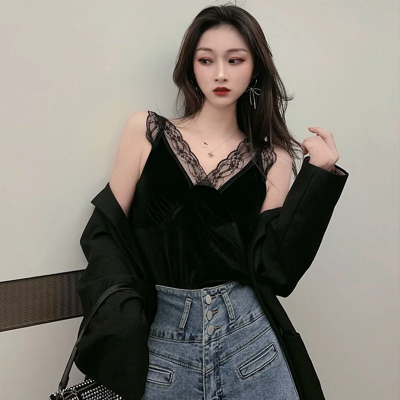 Retro V Neck Strap Top New Velvet Lace Bottoming Vest Sexy Black Slimming 2021 Summer New Chic Fashion Daily Temperament Wild
Retro V Neck Strap Top New Velvet Lace Bottoming Vest Sexy Black Slimming 2021 Summer New Chic Fashion Daily Temperament Wild