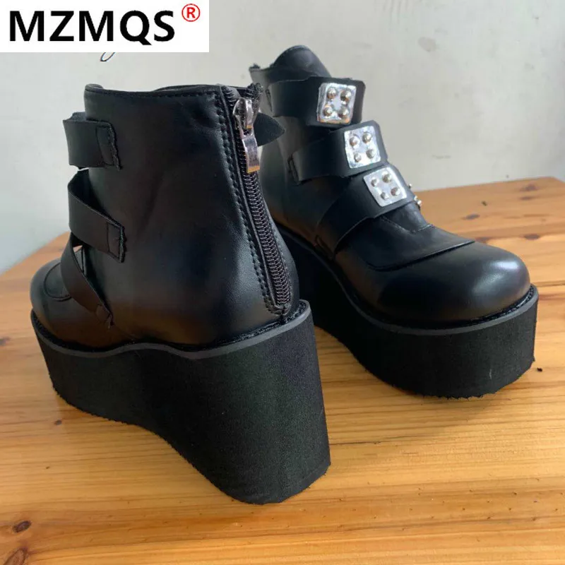 2020 Winter Metal Buckle Ankel Boots Women Punk Female Platform Boots Wedges High Heels PU Women Boots Botas Mujer Plus Size
2020 Winter Metal Buckle Ankel Boots Women Punk Female Platform Boots Wedges High Heels PU Women Boots Botas Mujer Plus Size