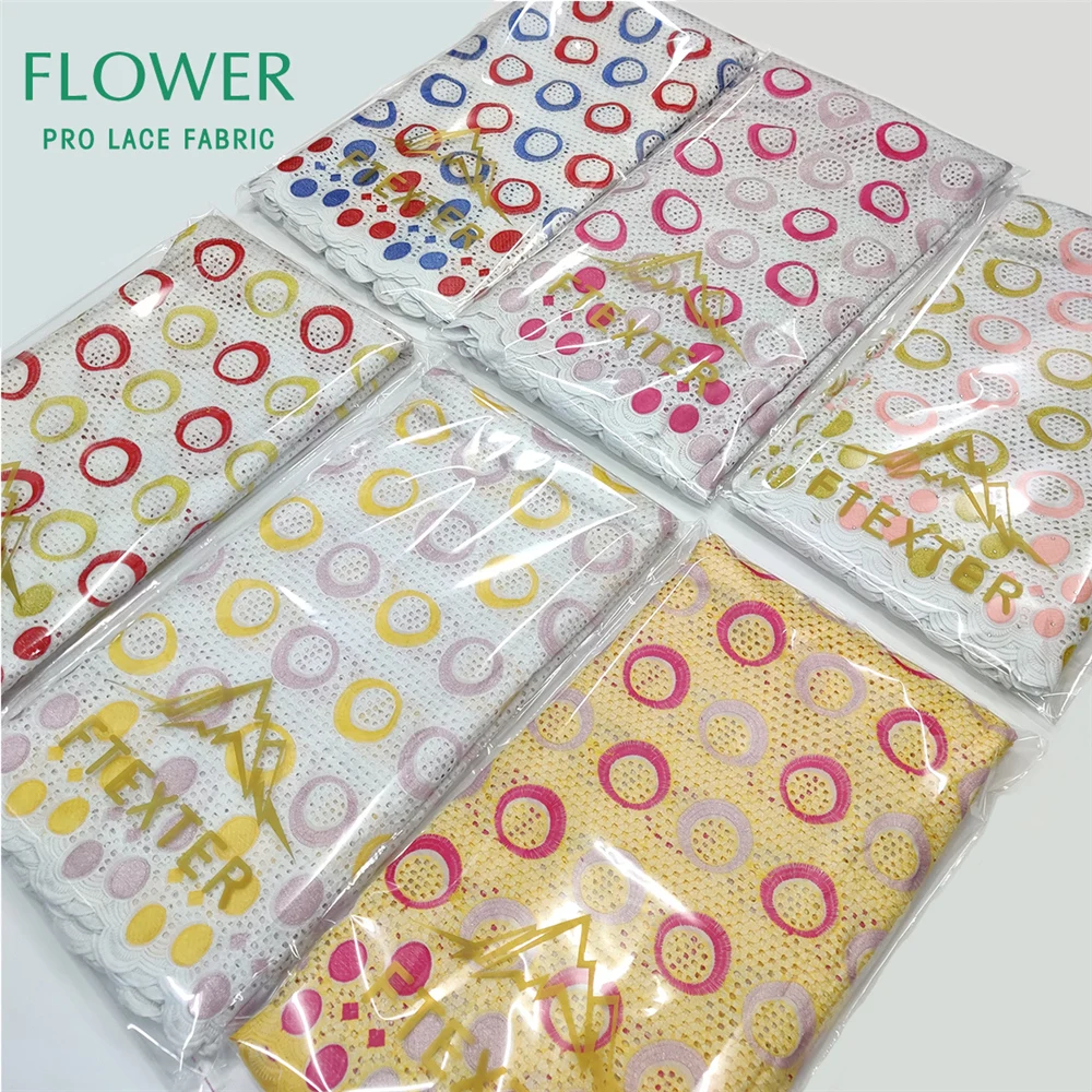 2020 высококачественные африканские сухие кружева швейцарская вуаль кружева с камнями и вышивкой для свадебного платья невесты или подружки... 
2020 высококачественные африканские сухие кружева швейцарская вуаль кружева с камнями и вышивкой для свадебного платья невесты или подружки...