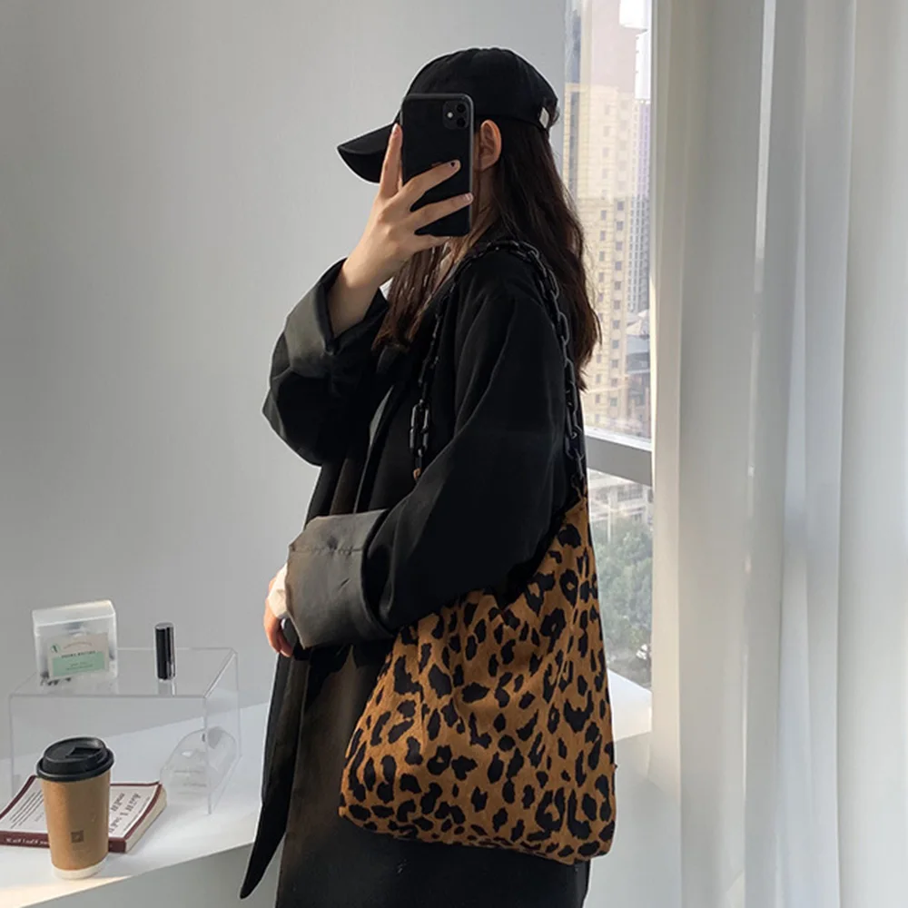 New Autumn Winter Corduroy Shoulder Bags Retro Leopard Pattern Handbag Thick Chain Bags Female Daily Warm Soft
New Autumn Winter Corduroy Shoulder Bags Retro Leopard Pattern Handbag Thick Chain Bags Female Daily Warm Soft