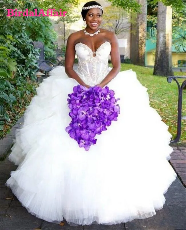 Sexy Ruffles Ball Gown Wedding Dresses Lace Appliques Ruched Long Bridal Gowns Plus Size Sweetheart Wedding Gowns Robe De Mariee
Sexy Ruffles Ball Gown Wedding Dresses Lace Appliques Ruched Long Bridal Gowns Plus Size Sweetheart Wedding Gowns Robe De Mariee