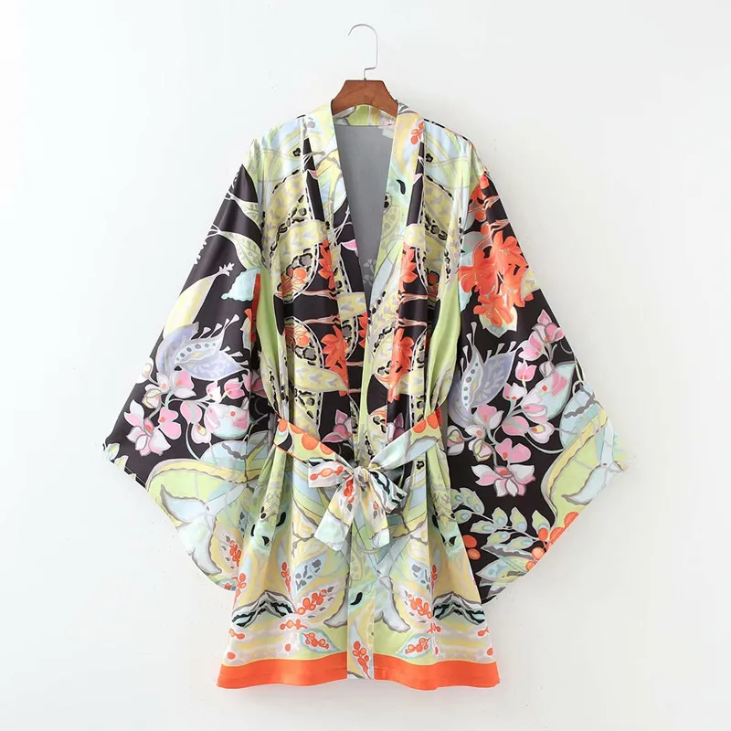 Женская кружевная блузка с V-образным вырезом и бантом
Женская кружевная блузка с V-образным вырезом и бантом