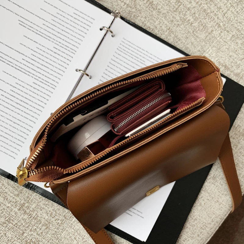 Ladies Retro Shoulder Bag Fashion Saddle Bag Luxury Designer Ladies Bag Pure Color PU Casual Messenger Bag Mobile Phone Bag
Ladies Retro Shoulder Bag Fashion Saddle Bag Luxury Designer Ladies Bag Pure Color PU Casual Messenger Bag Mobile Phone Bag