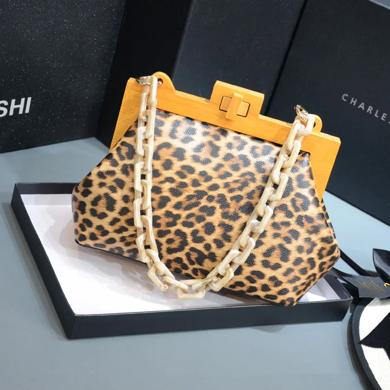 2021 New Fashion All-match Summer Ladies Bags Wood Clip Bag Women's Shoulder Messenger Bag Purses and Handbags Luxury Designer
2021 New Fashion All-match Summer Ladies Bags Wood Clip Bag Women's Shoulder Messenger Bag Purses and Handbags Luxury Designer