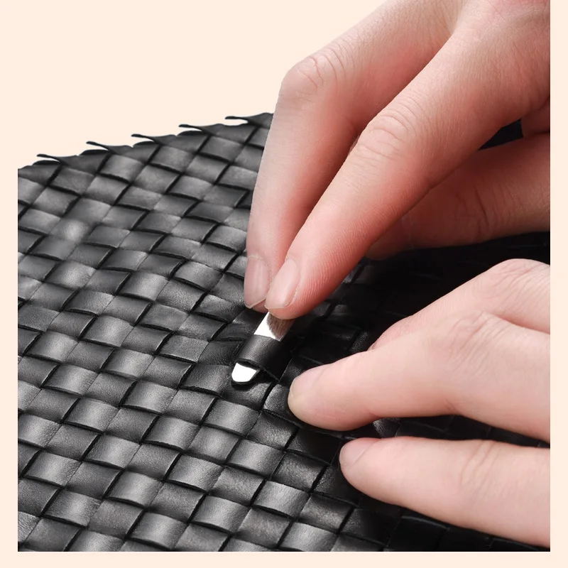 Men Wallets 100% Leather Top Baby Cow Leather Short money clip Fashion Woven Luxury Brand Wallet Simple Business 2020 New Spot
Men Wallets 100% Leather Top Baby Cow Leather Short money clip Fashion Woven Luxury Brand Wallet Simple Business 2020 New Spot