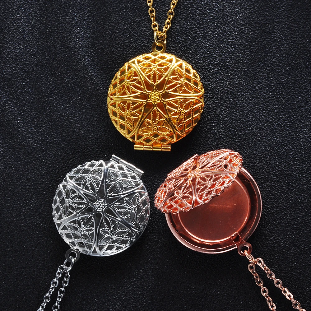 Hollow Round Photo Frame Pendant Necklace Vintage Charms Locket Necklaces Women Men Fashion Memorial Jewelry Gift
Hollow Round Photo Frame Pendant Necklace Vintage Charms Locket Necklaces Women Men Fashion Memorial Jewelry Gift