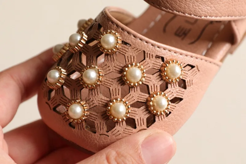 2020 Summer Infant Baby Girls Hollow Shoes Cute Pearl Rivet Toddler Girls Shoes Princess Summer Shoes First Walkers 
2020 Summer Infant Baby Girls Hollow Shoes Cute Pearl Rivet Toddler Girls Shoes Princess Summer Shoes First Walkers