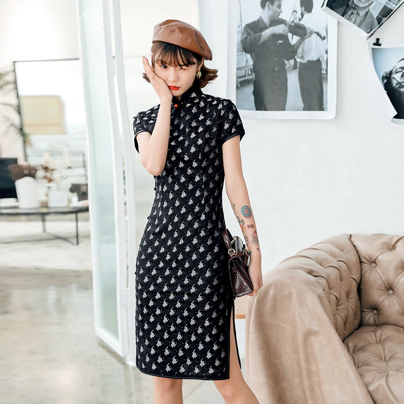 Black Elegant Mandarin Collar Flower Cheongsam 2021 New Lace Sexy Short Qipao Vestidso High Split Handmade Button Chinese Dress
Black Elegant Mandarin Collar Flower Cheongsam 2021 New Lace Sexy Short Qipao Vestidso High Split Handmade Button Chinese Dress