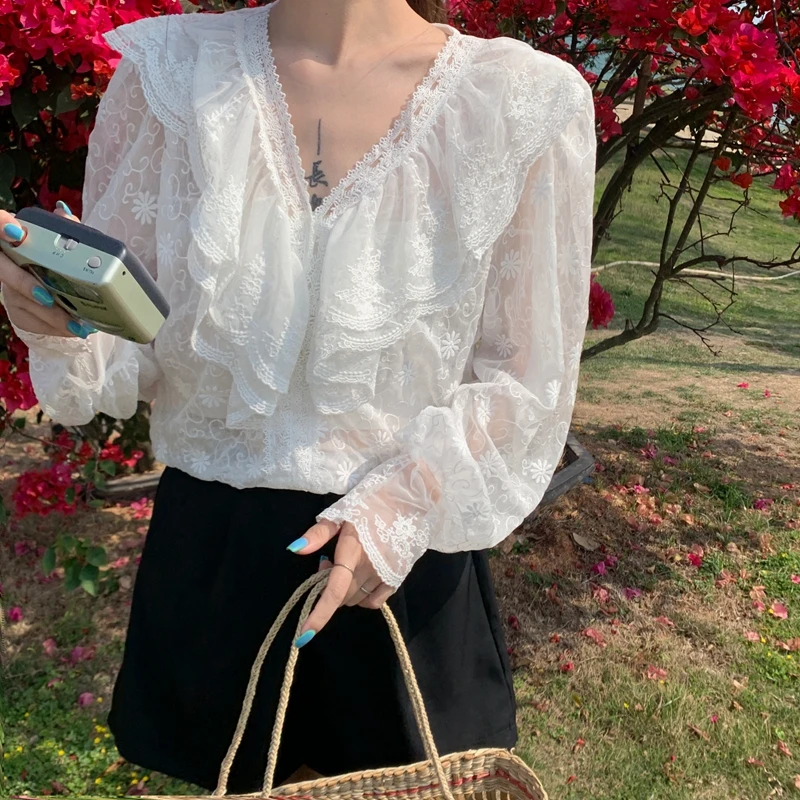 HziriP Korean New Gentle Fresh V-Neck Embroidered Solid Color Blouse 2021 Ladies Stitching Ruffled Elegant All-Match Lace Shirt 
HziriP Korean New Gentle Fresh V-Neck Embroidered Solid Color Blouse 2021 Ladies Stitching Ruffled Elegant All-Match Lace Shirt