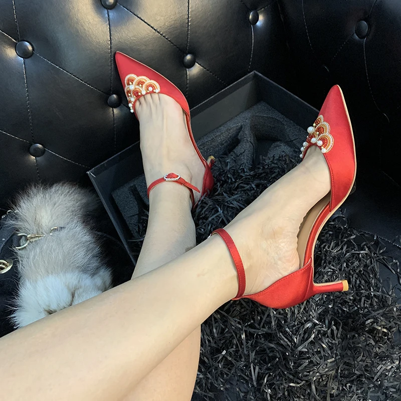 Womens Chinese Style Embroidery Wedding Sandals Handmade Buckle Pointed Toe Sandals Lady Beading Red Thin High Heels Shoes
Womens Chinese Style Embroidery Wedding Sandals Handmade Buckle Pointed Toe Sandals Lady Beading Red Thin High Heels Shoes