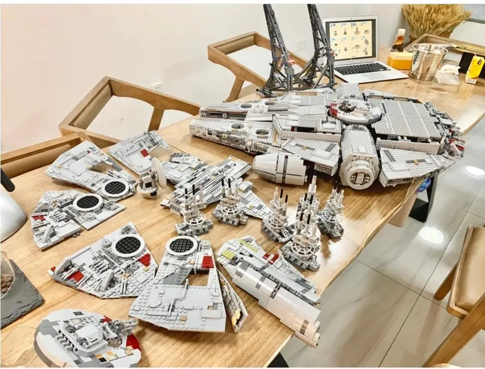 2021 Large Ultimate Millennium Falcon Model Assembled Building Blocks Boy Puzzle Brain Burning Birthday Gift
2021 Large Ultimate Millennium Falcon Model Assembled Building Blocks Boy Puzzle Brain Burning Birthday Gift