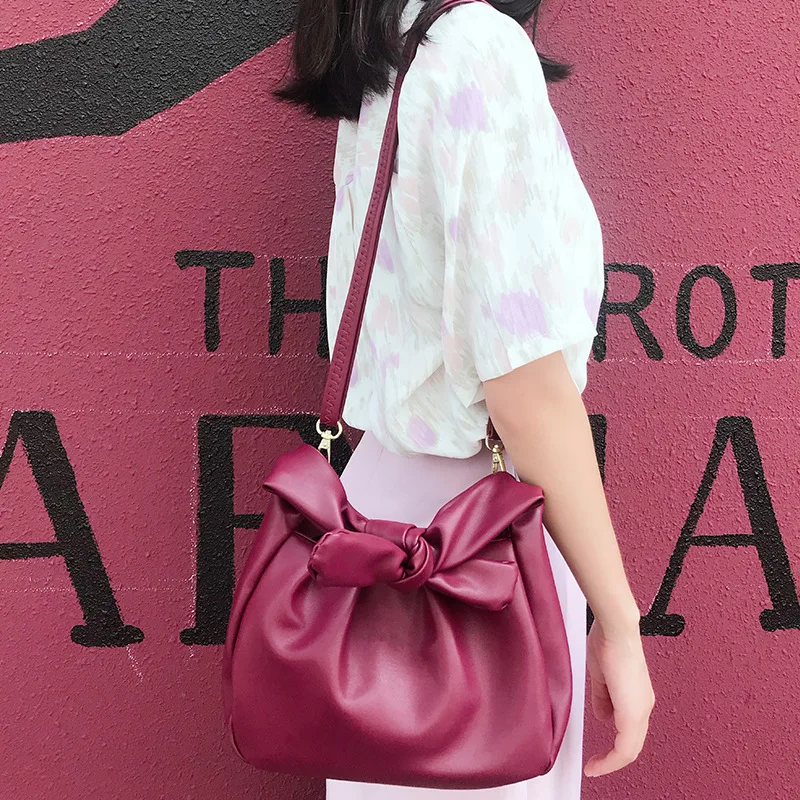 2020 New Cloud-shape Bag Women Shoulder Bag Messenger Bag Sweet Lady Candy Shoulder Bag Bow Strape Bags for Women
2020 New Cloud-shape Bag Women Shoulder Bag Messenger Bag Sweet Lady Candy Shoulder Bag Bow Strape Bags for Women