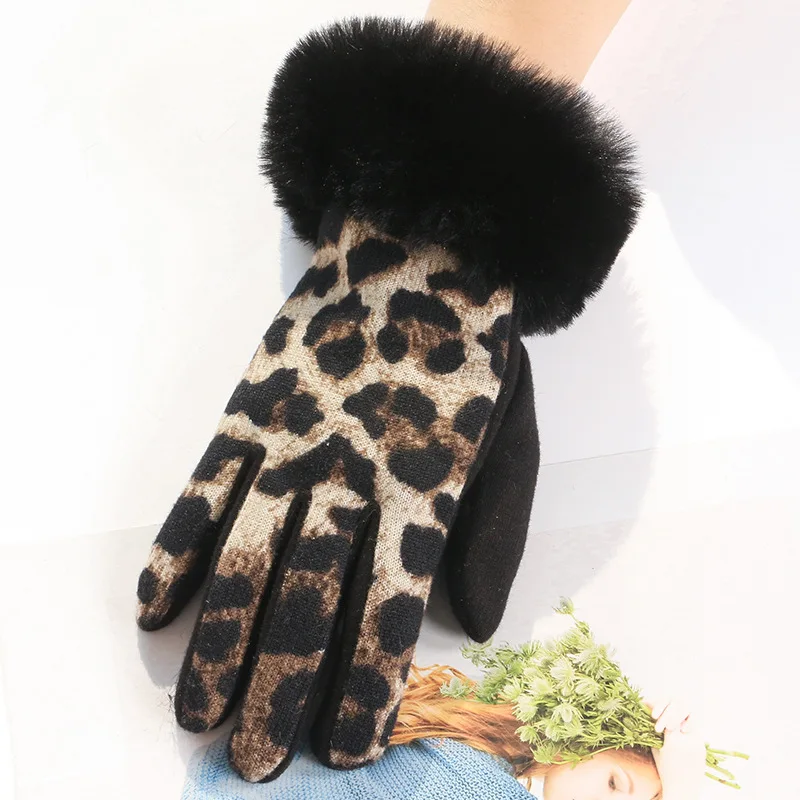 Women's Trendy Touch Screen Gloves Fashionable and Personalized Warmth Imitation Rabbit Fur Leopard Print Finger Gloves
Women's Trendy Touch Screen Gloves Fashionable and Personalized Warmth Imitation Rabbit Fur Leopard Print Finger Gloves