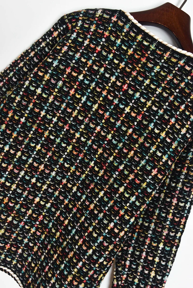 2021 New Winter Mixed Colors Lattice Stripe V-Neck Knitted Sweaters Female Jacket England Style Single Breasted Loose Coats 
2021 New Winter Mixed Colors Lattice Stripe V-Neck Knitted Sweaters Female Jacket England Style Single Breasted Loose Coats