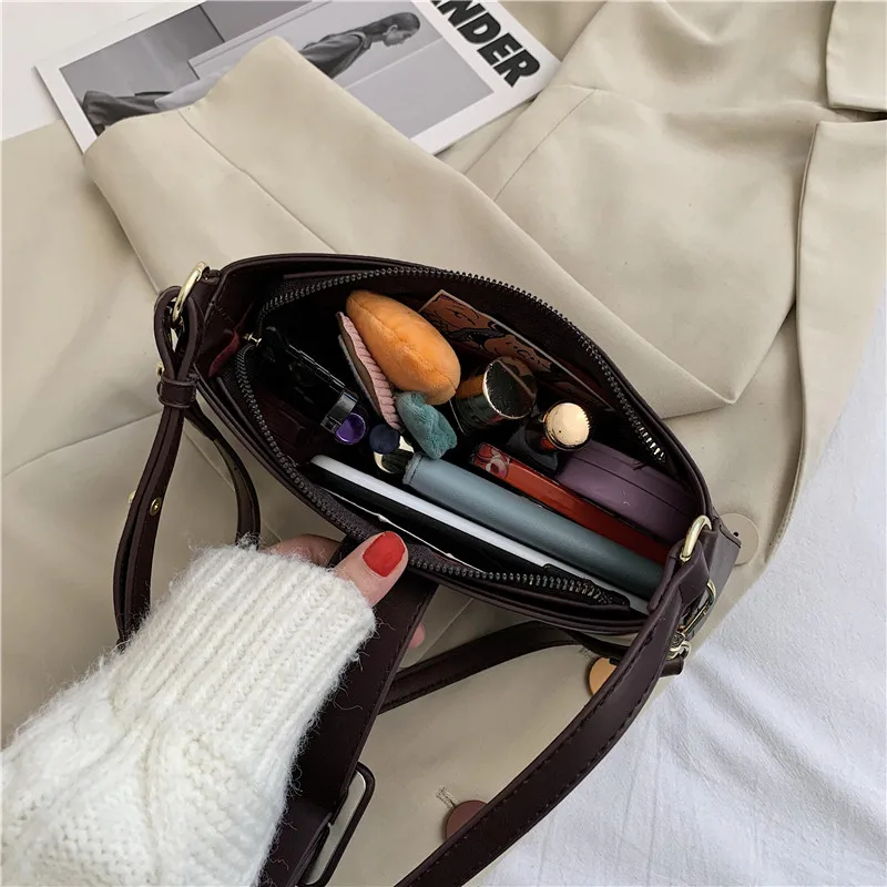 White Small Clutch Pillow Women Bag High Quality Leather Shoulder Messenger Female Bag Stone Pattern Armpit Crossbody Ladies Bag
White Small Clutch Pillow Women Bag High Quality Leather Shoulder Messenger Female Bag Stone Pattern Armpit Crossbody Ladies Bag