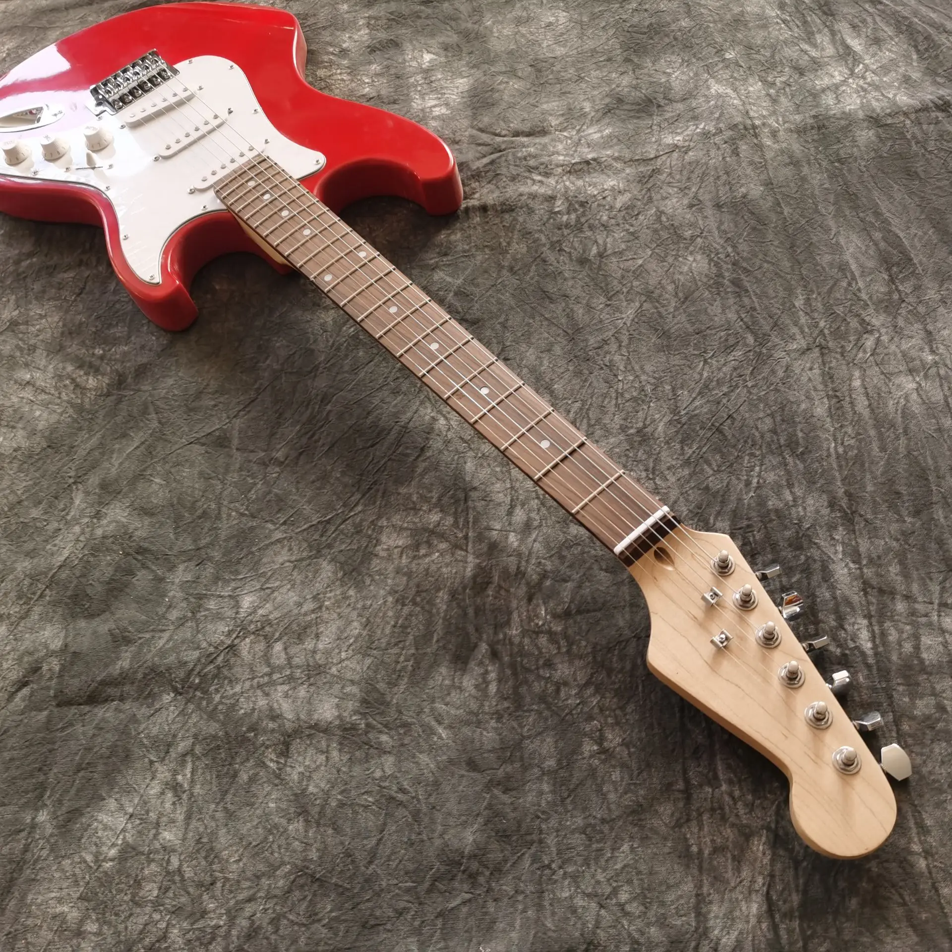 high quality red color Electric Guitar.Rosewood fingerboard.white pickguard,handmade 6 stings guitarra.real photos
high quality red color Electric Guitar.Rosewood fingerboard.white pickguard,handmade 6 stings guitarra.real photos