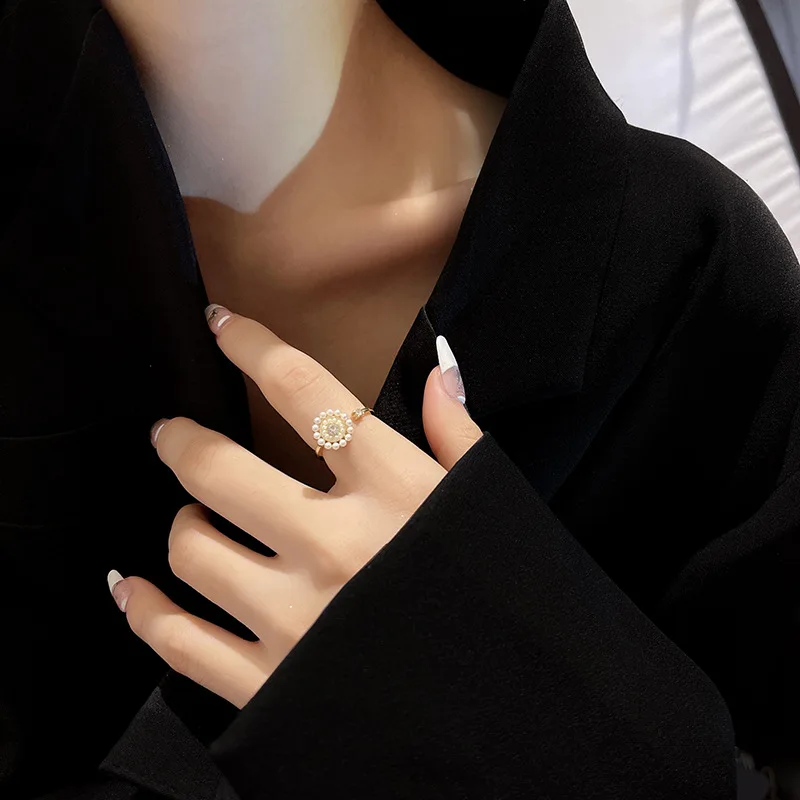 Korean version of simple fashion personality flower inlaid pearl open ring female temperament all-match ring trend party jewelry
Korean version of simple fashion personality flower inlaid pearl open ring female temperament all-match ring trend party jewelry