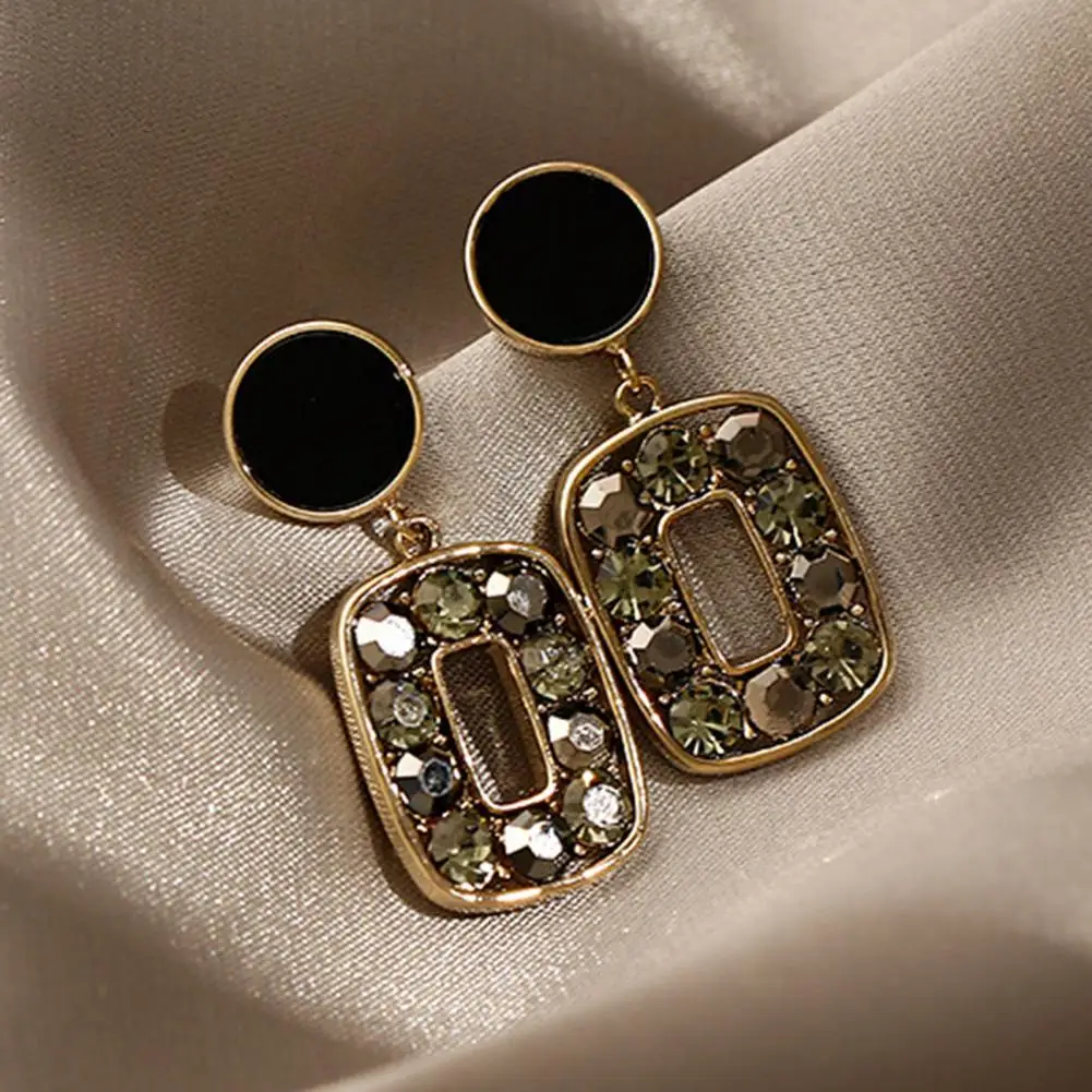 Lady 1 Pair Stylish Hollow Out Shiny Stud Earrings Women Stud Earrings Geometric Square Shape for Dating
Lady 1 Pair Stylish Hollow Out Shiny Stud Earrings Women Stud Earrings Geometric Square Shape for Dating