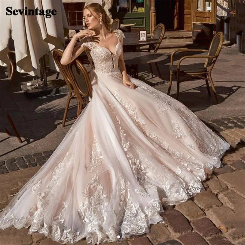 Женское кружевное платье-трапеция с открытой спиной 
Женское кружевное платье-трапеция с открытой спиной