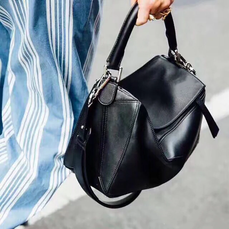 2021 new leather portable stitching geometric bag large-capacity fashion portable hit color one-shoulder messenger pillow bag
2021 new leather portable stitching geometric bag large-capacity fashion portable hit color one-shoulder messenger pillow bag