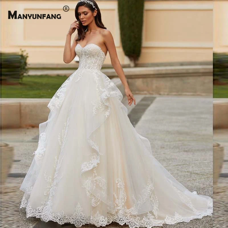 High-End Strapless Embroidery Appliques Tulle Chapel Train Bridal Ball Gown Luxury Lace Up Back Sleeveless Wedding Dress
High-End Strapless Embroidery Appliques Tulle Chapel Train Bridal Ball Gown Luxury Lace Up Back Sleeveless Wedding Dress
