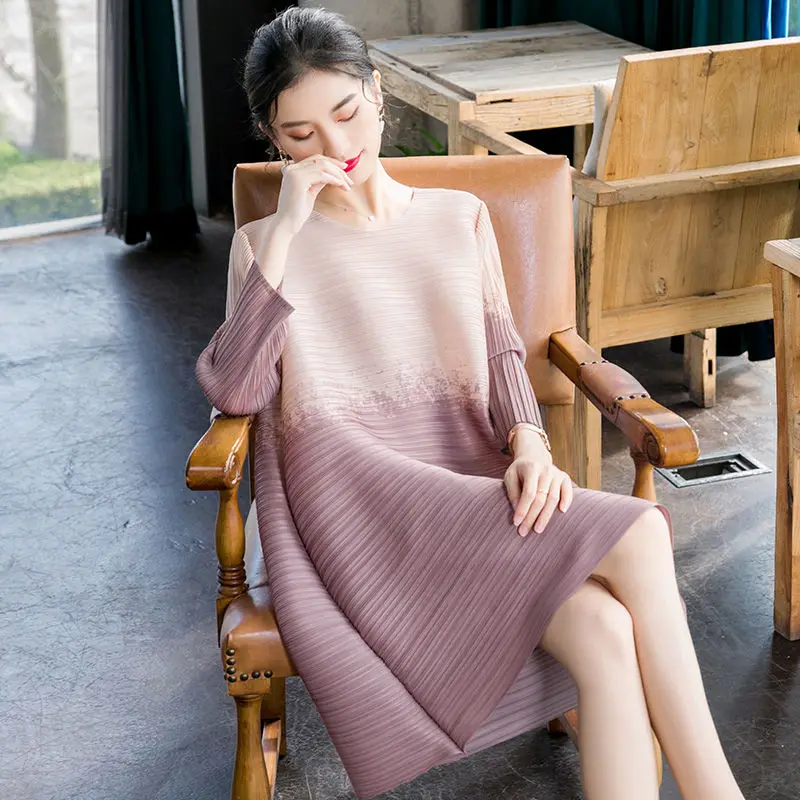 Simple and fashionable pleated dress 2021 spring new gradient color loose and thin
Simple and fashionable pleated dress 2021 spring new gradient color loose and thin