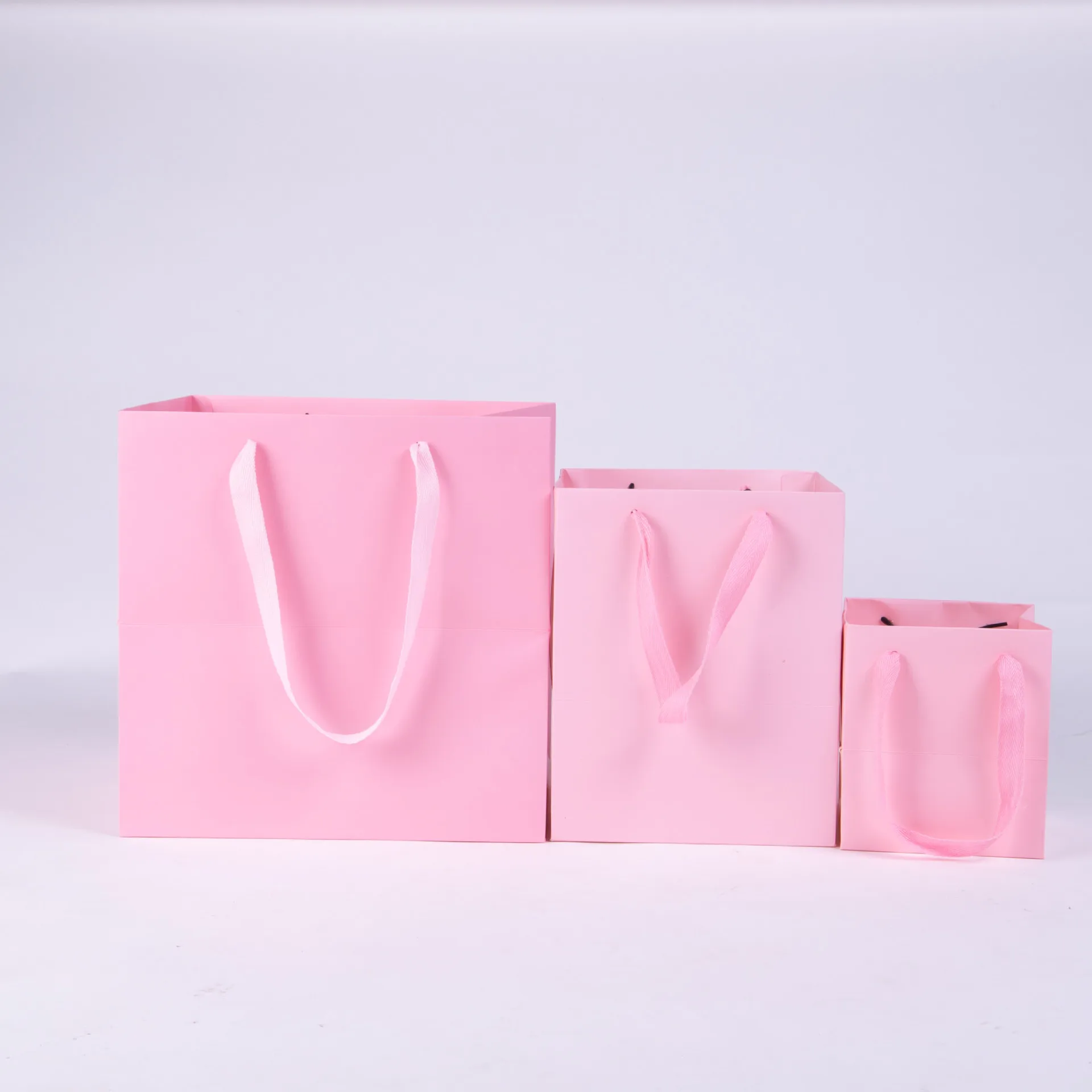 Зелёные картонные пакеты с ручкой, 10 шт.
Зелёные картонные пакеты с ручкой, 10 шт.