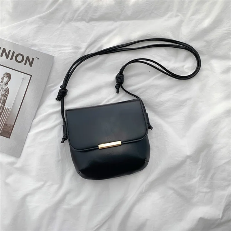 New Korean version 2021 women's bag autumn and winter fashion trend straddle bag Pu retro flip small square bag
New Korean version 2021 women's bag autumn and winter fashion trend straddle bag Pu retro flip small square bag