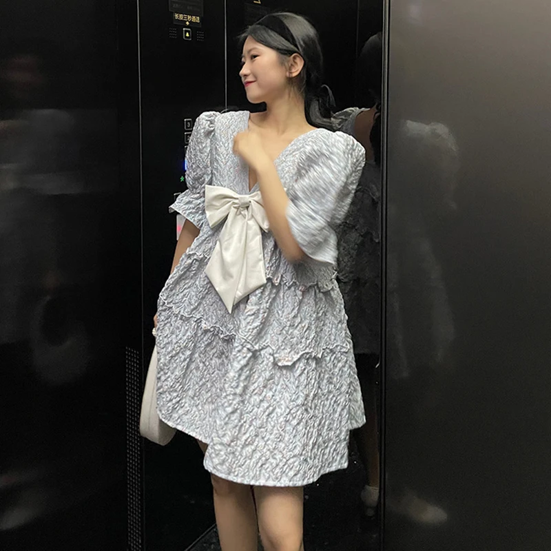 SHENGPALAE Three Dimensional Jacquard Dress Women's Summer 2021 New V-neck Bow Waist Short Sleeve Mini Dresses Female Tide 5E432
SHENGPALAE Three Dimensional Jacquard Dress Women's Summer 2021 New V-neck Bow Waist Short Sleeve Mini Dresses Female Tide 5E432
