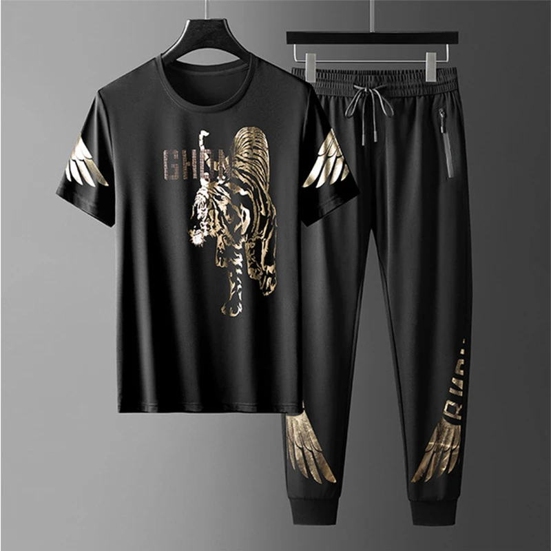 Men's short-sleeved suit ice silk tiger bronzing black net red tide brand with a set of casual sports trousers summer
Men's short-sleeved suit ice silk tiger bronzing black net red tide brand with a set of casual sports trousers summer