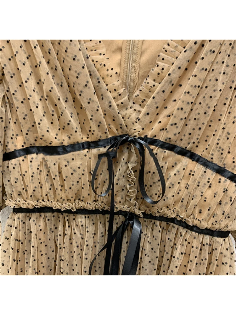 Free shipping Contrast lace bowknot frill V-neck strap waist waist retro wave point dress ladies summer new light and breathable
Free shipping Contrast lace bowknot frill V-neck strap waist waist retro wave point dress ladies summer new light and breathable