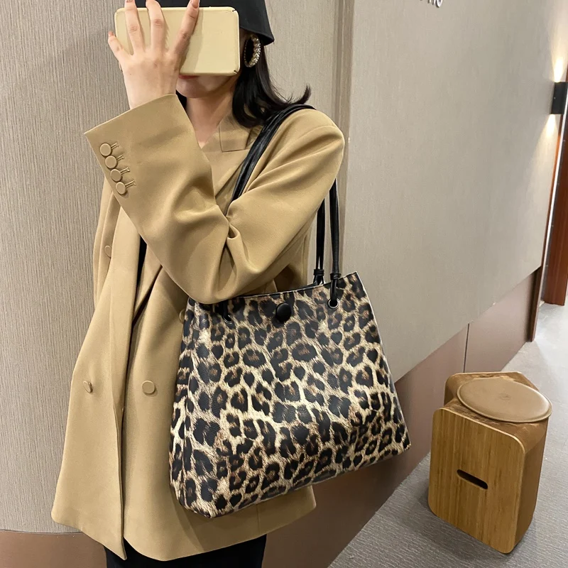 New Style Ladies Handbag Leopard Print Casual Bag Shopping Bag Retro One-Word Shoulder Bag Fashion Casual
New Style Ladies Handbag Leopard Print Casual Bag Shopping Bag Retro One-Word Shoulder Bag Fashion Casual