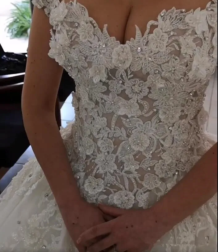 2020 Arabic 3D Floral Appliques Beaded Wedding Dresses Backless Sheer Neck Bride Dresses Vintage Sexy Wedding Gowns
2020 Arabic 3D Floral Appliques Beaded Wedding Dresses Backless Sheer Neck Bride Dresses Vintage Sexy Wedding Gowns