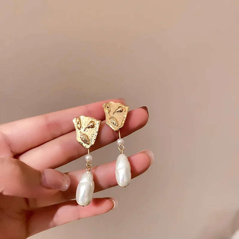 A pair of French retro simple earrings with irregular pearl earrings fringed personality earrings
A pair of French retro simple earrings with irregular pearl earrings fringed personality earrings