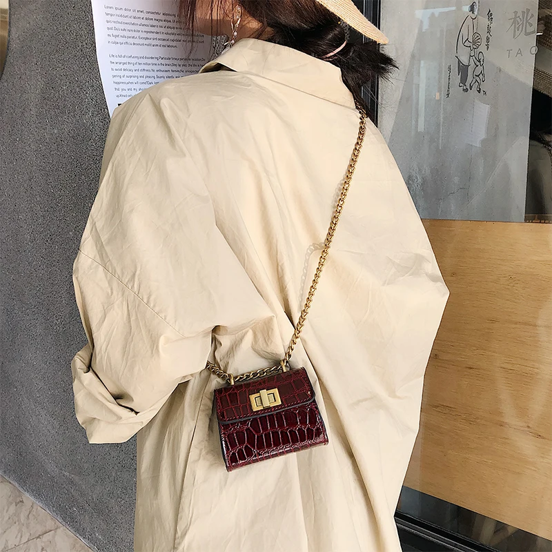 DOYUTIG Brand Women's Pu Leather Mini Crocodile Pattern Metal Chains Crossbody Bags Lady Two Sizes Single Shoulder Bags F763
DOYUTIG Brand Women's Pu Leather Mini Crocodile Pattern Metal Chains Crossbody Bags Lady Two Sizes Single Shoulder Bags F763