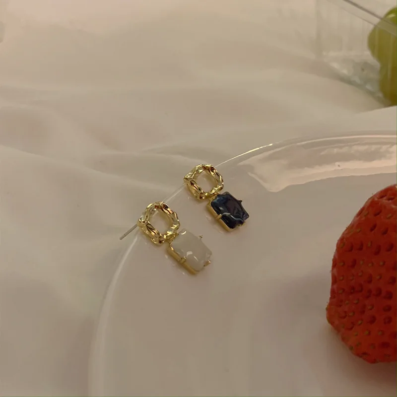 2021 New Trendy Enamel White Blue Square Stud Earrings For Women Korean Fashion Irregular Geometric Clip On Earring Wholesale
2021 New Trendy Enamel White Blue Square Stud Earrings For Women Korean Fashion Irregular Geometric Clip On Earring Wholesale