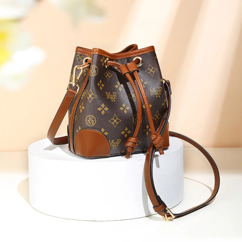 Высококачественная и высокая Новинка 2021, модная сумка-мессенджер на одно плечо с трендовым принтом, кошельки и сумки, роскошная дизайнерска...
Высококачественная и высокая Новинка 2021, модная сумка-мессенджер на одно плечо с трендовым принтом, кошельки и сумки, роскошная дизайнерска...