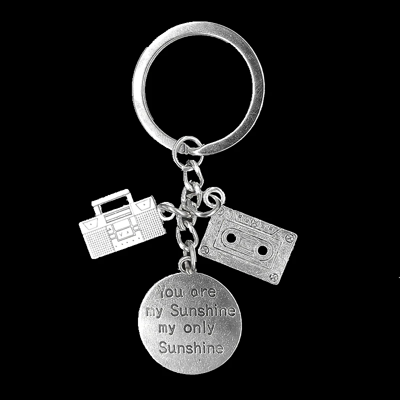 1PCS 2020 new fun handmade personality with retro inscription plate / radio / tape / metal keychain gift 
1PCS 2020 new fun handmade personality with retro inscription plate / radio / tape / metal keychain gift