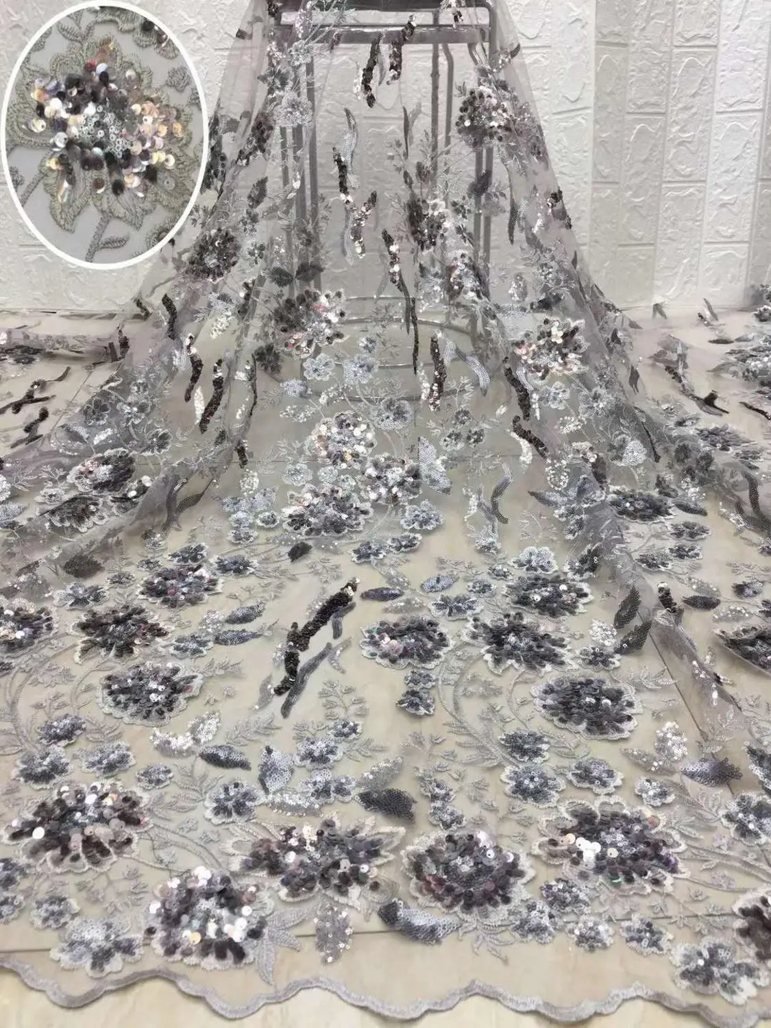 Вечернее кружевное платье, с вышивкой и блестками 
Вечернее кружевное платье, с вышивкой и блестками