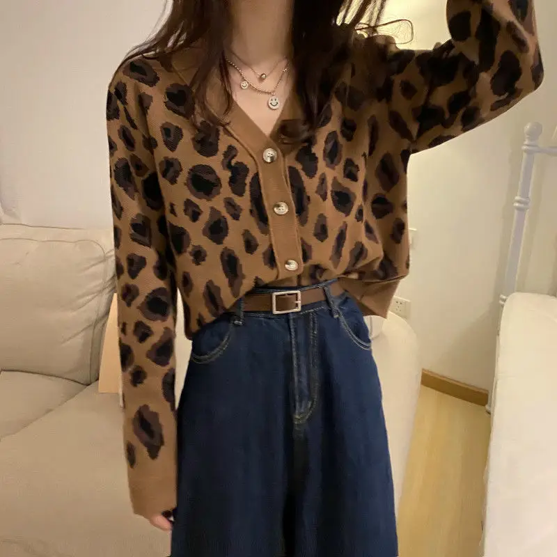 Autumn 2020 new slim v-neck leopard print long-sleeved sweater women's western style cardigan short top
Autumn 2020 new slim v-neck leopard print long-sleeved sweater women's western style cardigan short top