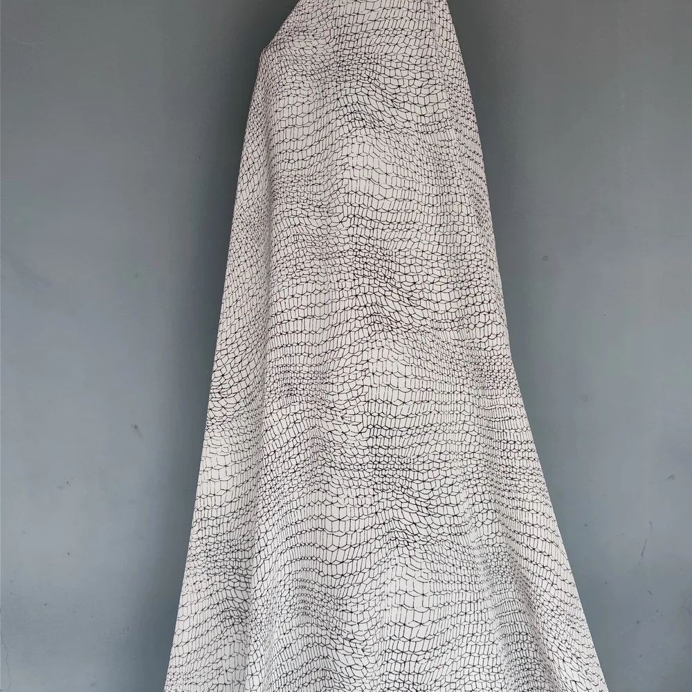 100%silk crepe silk charmeuse silk mulberry silk for shirt dress tops black and white irregular shape pattern crepe fabric
100%silk crepe silk charmeuse silk mulberry silk for shirt dress tops black and white irregular shape pattern crepe fabric