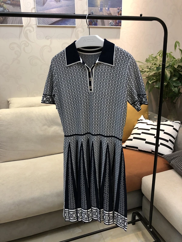 New More and more beautiful new style organ pleated hem Lapel chain dress female
New More and more beautiful new style organ pleated hem Lapel chain dress female