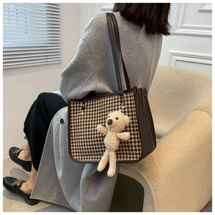 Зимняя Универсальная женская сумка на одно плечо. Геометрические узоры. Мода универсальная. Износостойкая Нижняя заклепка
Зимняя Универсальная женская сумка на одно плечо. Геометрические узоры. Мода универсальная. Износостойкая Нижняя заклепка