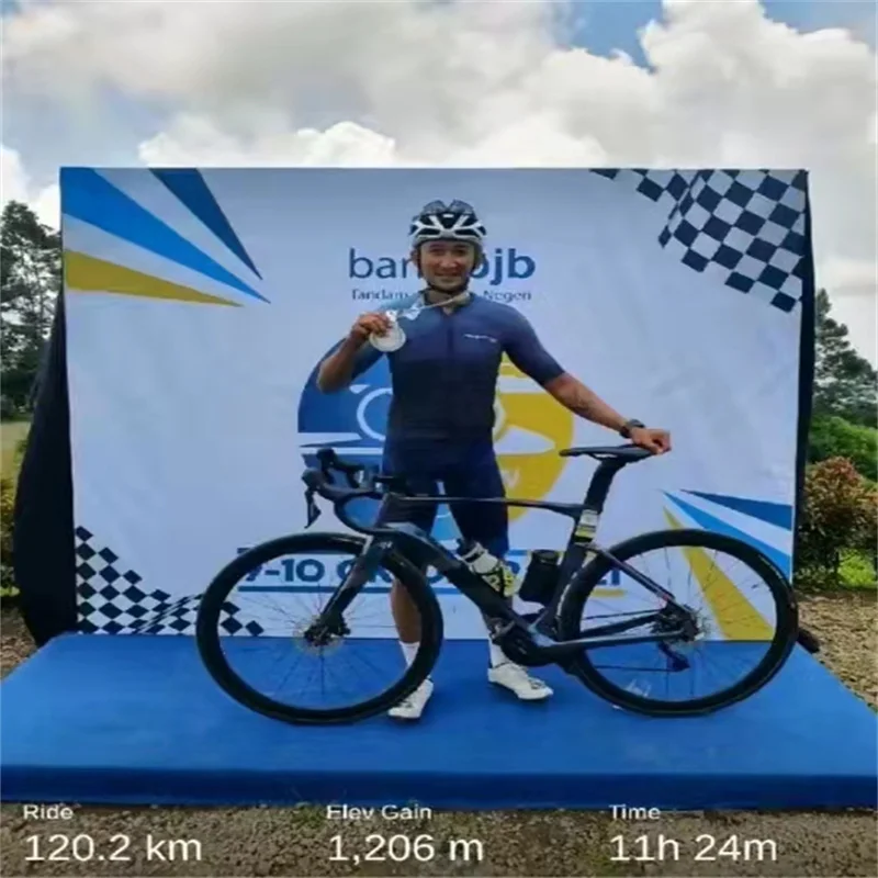TWITTER UT bicycle CYCLONE-DiscXC professional competition design R8000-22S carbon fiber road bike with carbon wheels bicicleta
TWITTER UT bicycle CYCLONE-DiscXC professional competition design R8000-22S carbon fiber road bike with carbon wheels bicicleta
