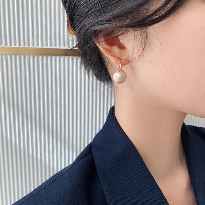 2021 New Retro Big Pearl Pendant Earrings Irregular Metal Geometric Earrings Fashion Jewelry Wholesale
2021 New Retro Big Pearl Pendant Earrings Irregular Metal Geometric Earrings Fashion Jewelry Wholesale