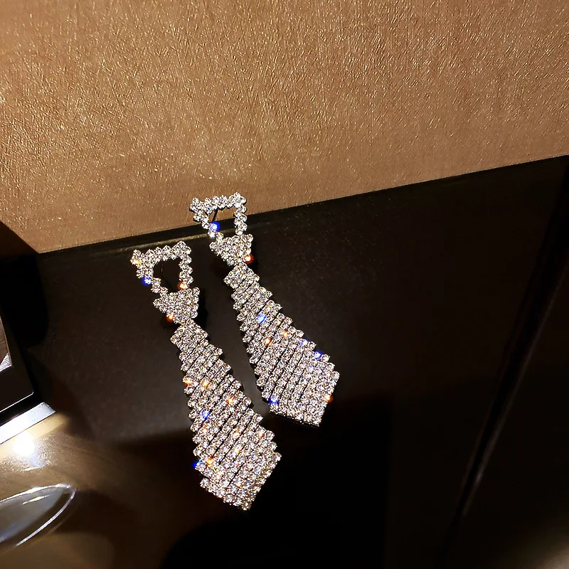 European And American Exaggerated Temperament Diamond Personality Full Tie Irregular Fashion Earrings Female
European And American Exaggerated Temperament Diamond Personality Full Tie Irregular Fashion Earrings Female
