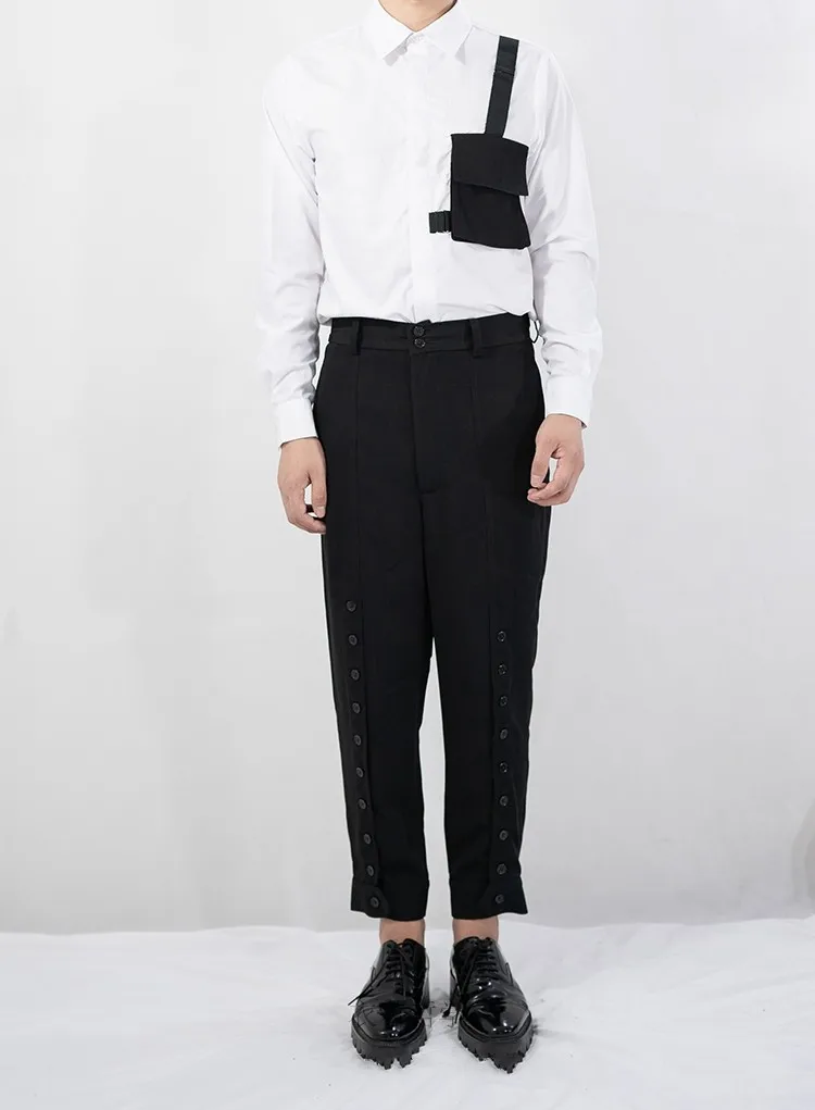 Homemade men's casual harems pants with original slim nine-point button stitching.
Homemade men's casual harems pants with original slim nine-point button stitching.