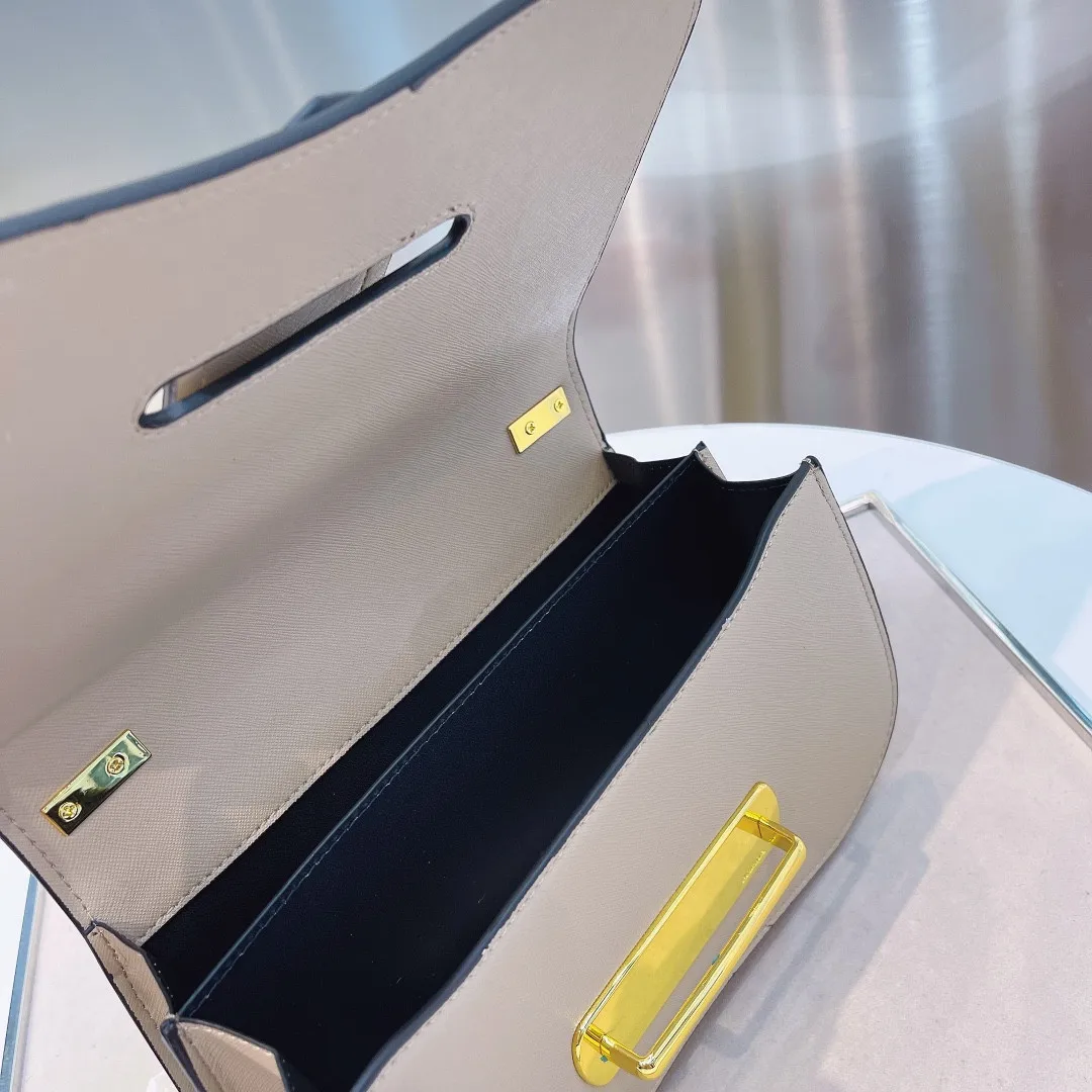 2021 Ladies Luxury Leather Handbag Luxury Shoulder Bag New Leather Fashion 4 Colors Optional With Box 
2021 Ladies Luxury Leather Handbag Luxury Shoulder Bag New Leather Fashion 4 Colors Optional With Box