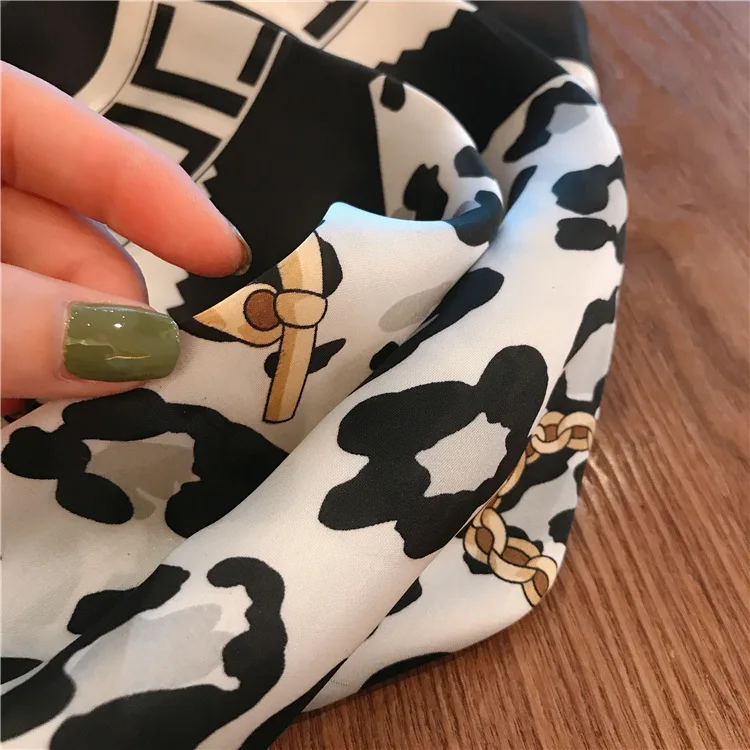 New ladies scarf western style professional decoration scarf simple fashion square scarf wild leopard print silk scarf
New ladies scarf western style professional decoration scarf simple fashion square scarf wild leopard print silk scarf